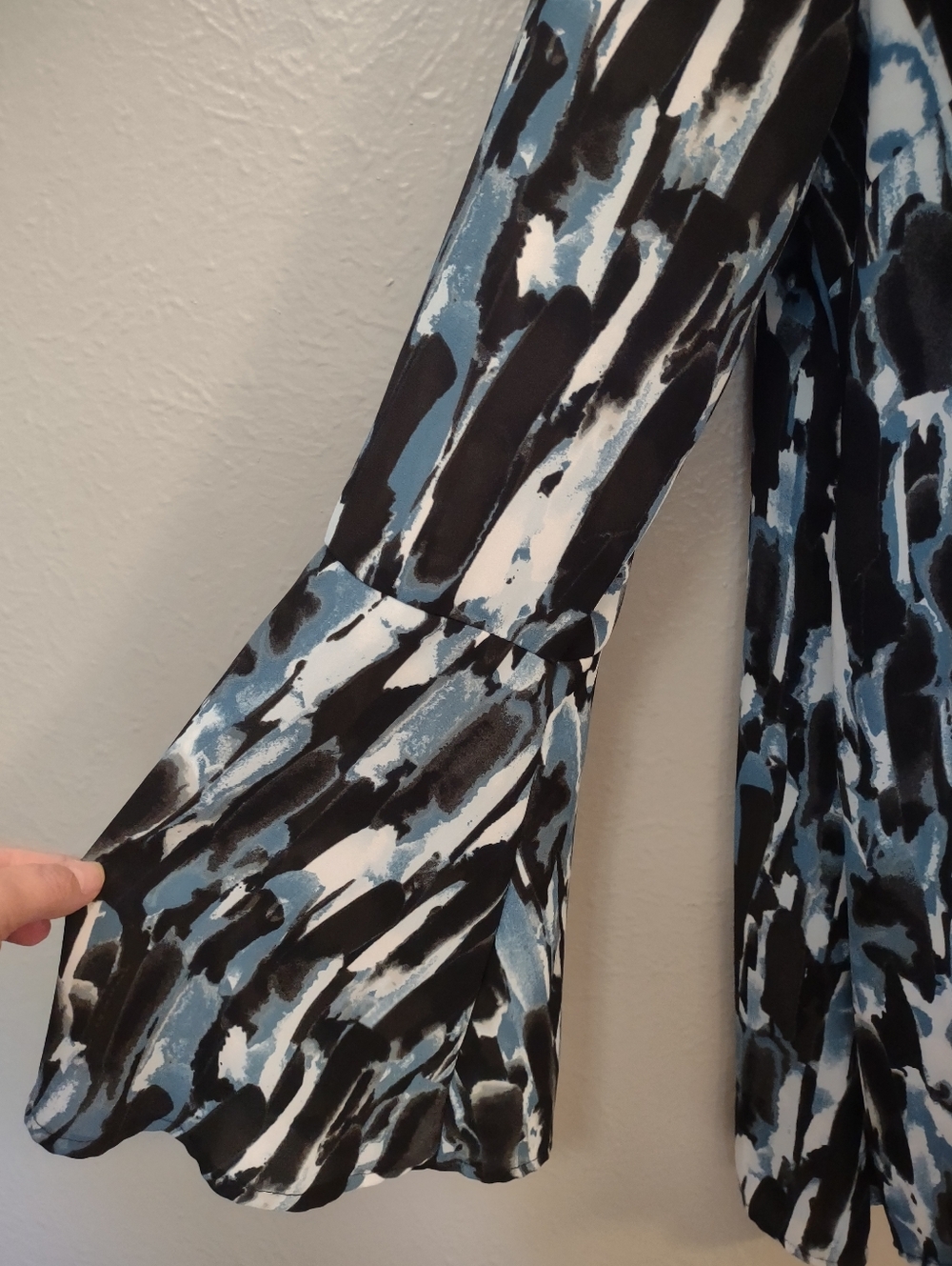 Juicy Couture Blue Abstract Print Rhinestone Keyhole Bell Sleeve Blouse Large - Picture 7 of 13